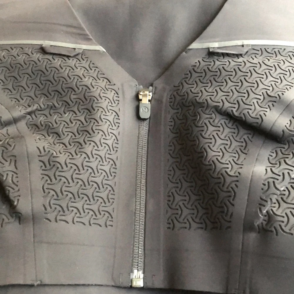 lululemon (L) Enlite Hydraffinity Vest - Picture 3 of 15